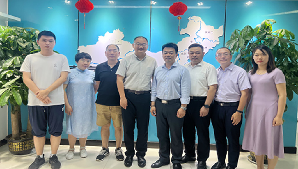 南京金陵科技学院院长、书记、主任及各位老师莅临我司，与我司董事长胡颖进行了深度交流